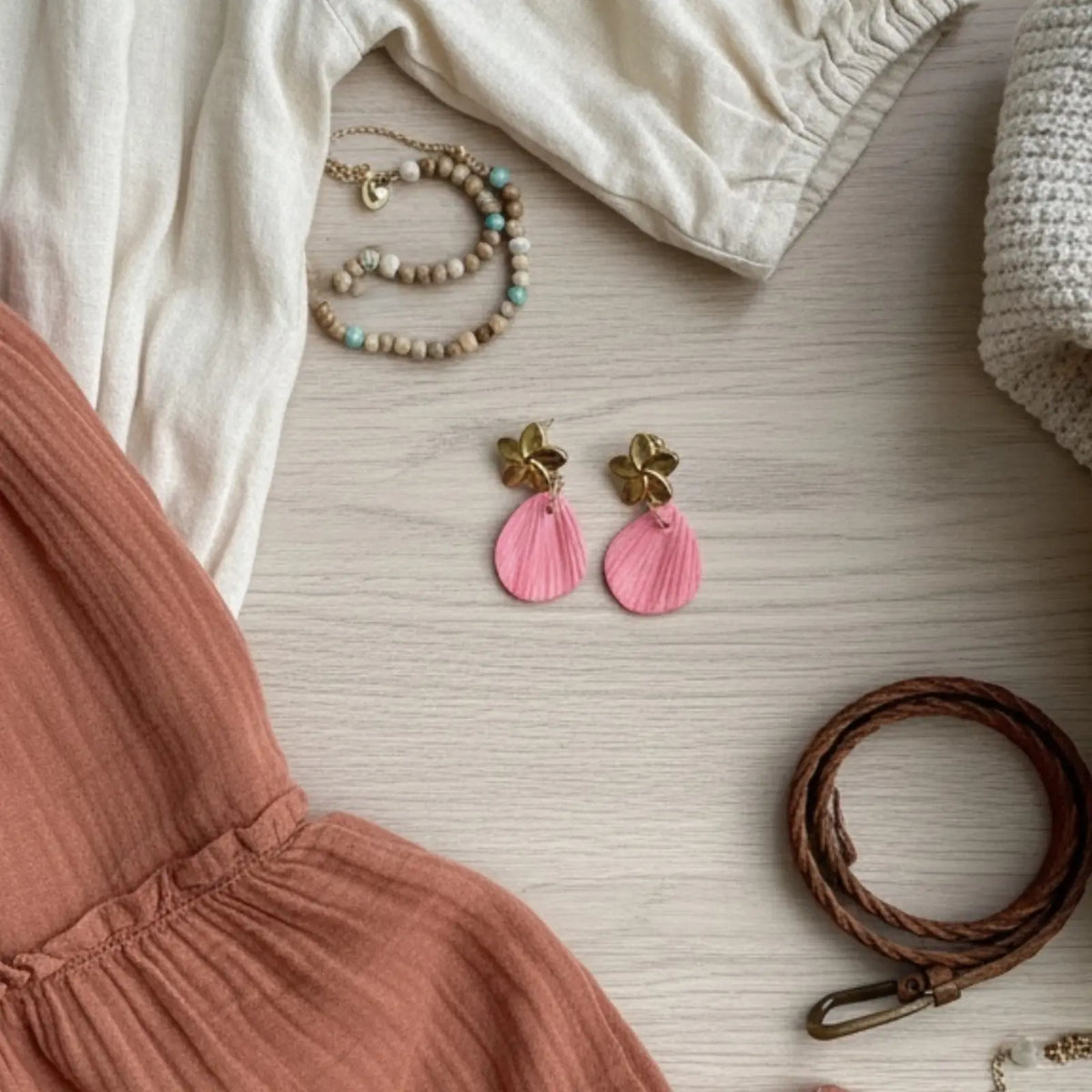 Boho – Clou d'oreille et pétale rose poudré • Bijou en porcelaine