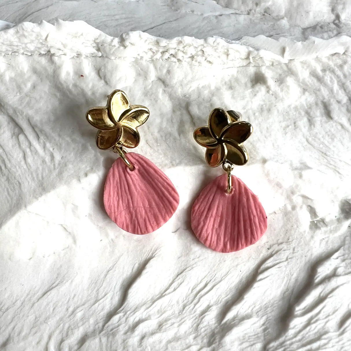 Boho – Clou d'oreille et pétale rose poudré • Bijou en porcelaine