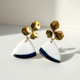 Blue – Clou d'oreilles fleur • Porcelaine et émail bleu céleste