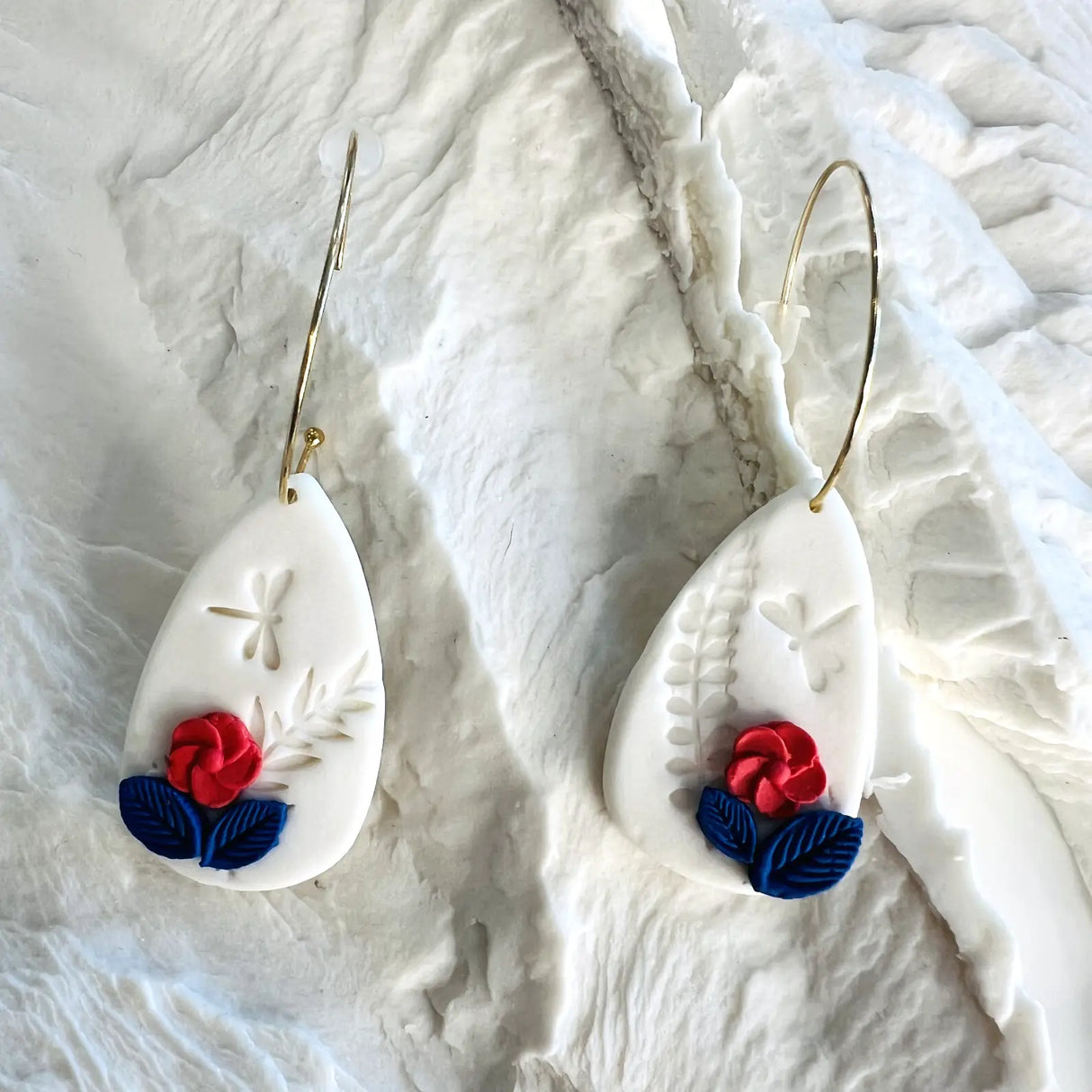 Libellia – Créoles • Fleurs rouges et bleues en porcelaine