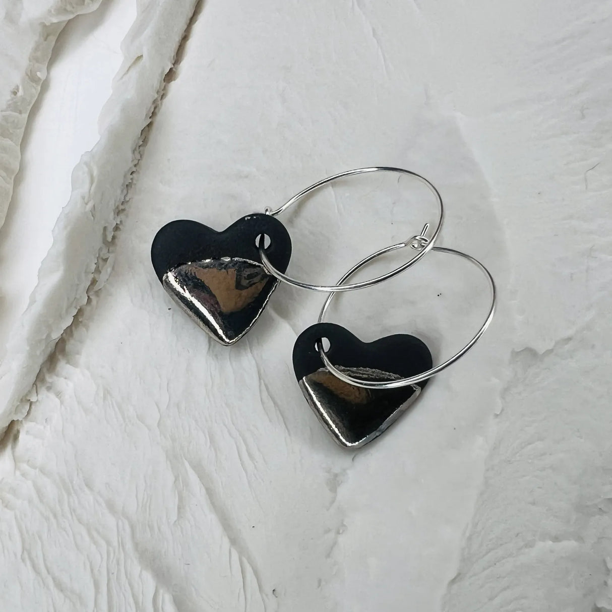 Trésor – Créoles coeur • Porcelaine noire et platine