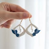 Florine – Crochets d'oreilles • Fleurs bleues de porcelaine