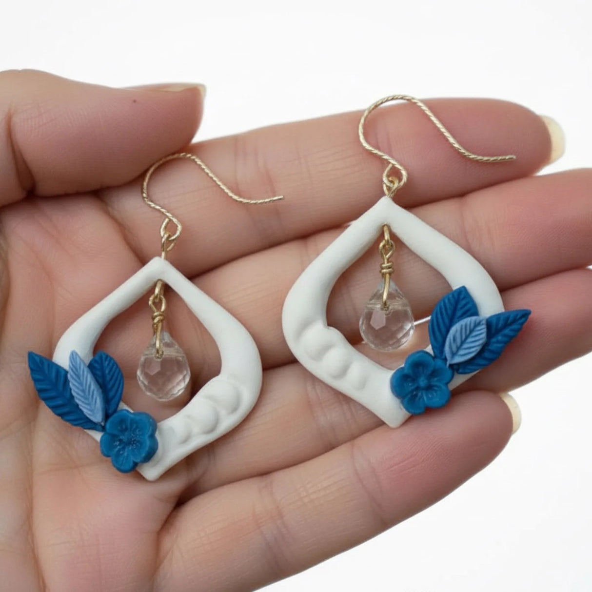 Florine – Crochets d'oreilles • Fleurs bleues de porcelaine