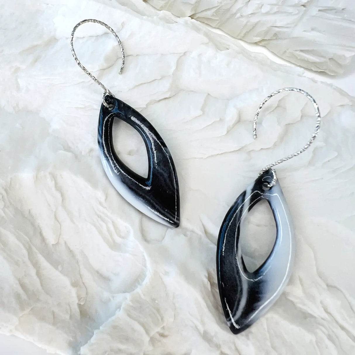 Nocta – Crochets d'oreilles • Porcelaine noire et blanche