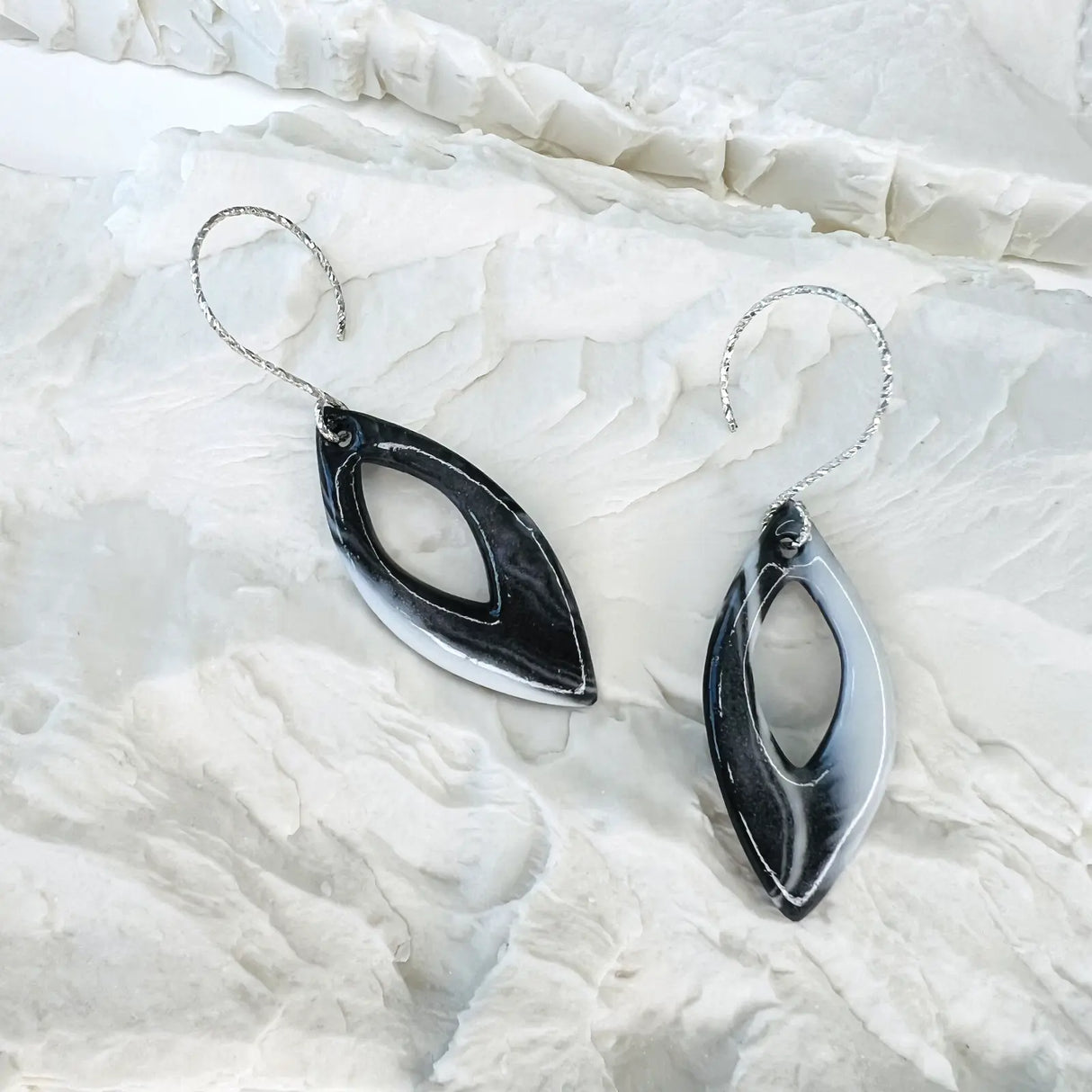 Nocta – Crochets d'oreilles • Porcelaine noire et blanche