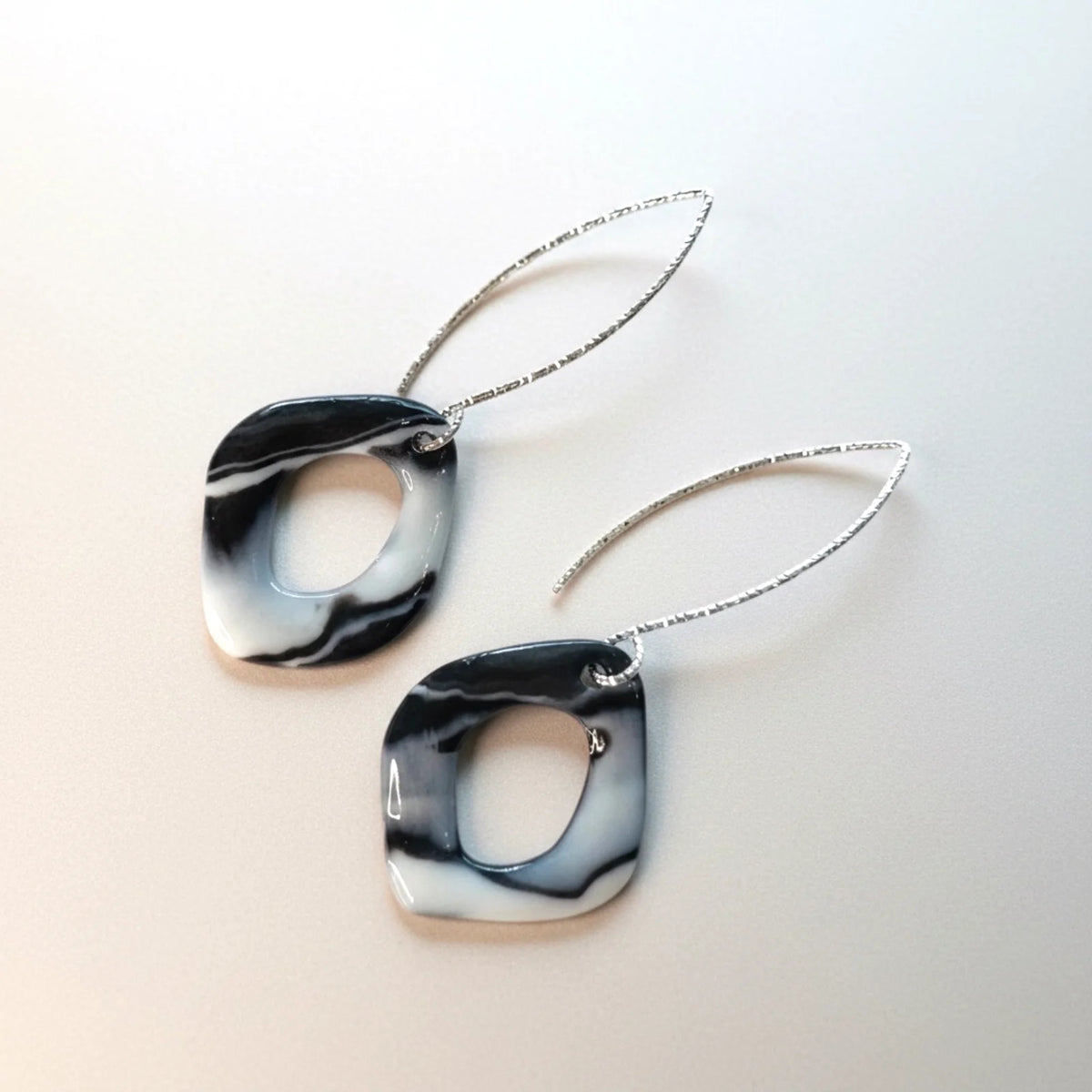 Harmony – Crochets d'oreilles • Porcelaine noire et blanche