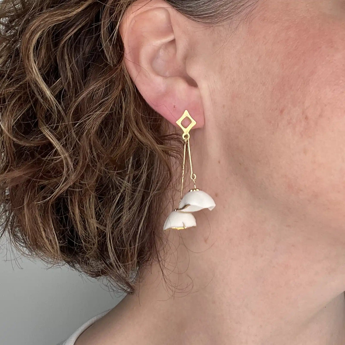 Orée – Boucles d'oreilles • Fleurs de porcelaine dorées