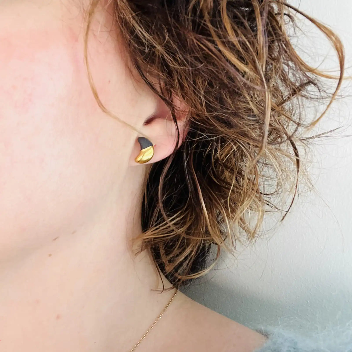 Lune – Puces d'oreilles • Porcelaine noire et or