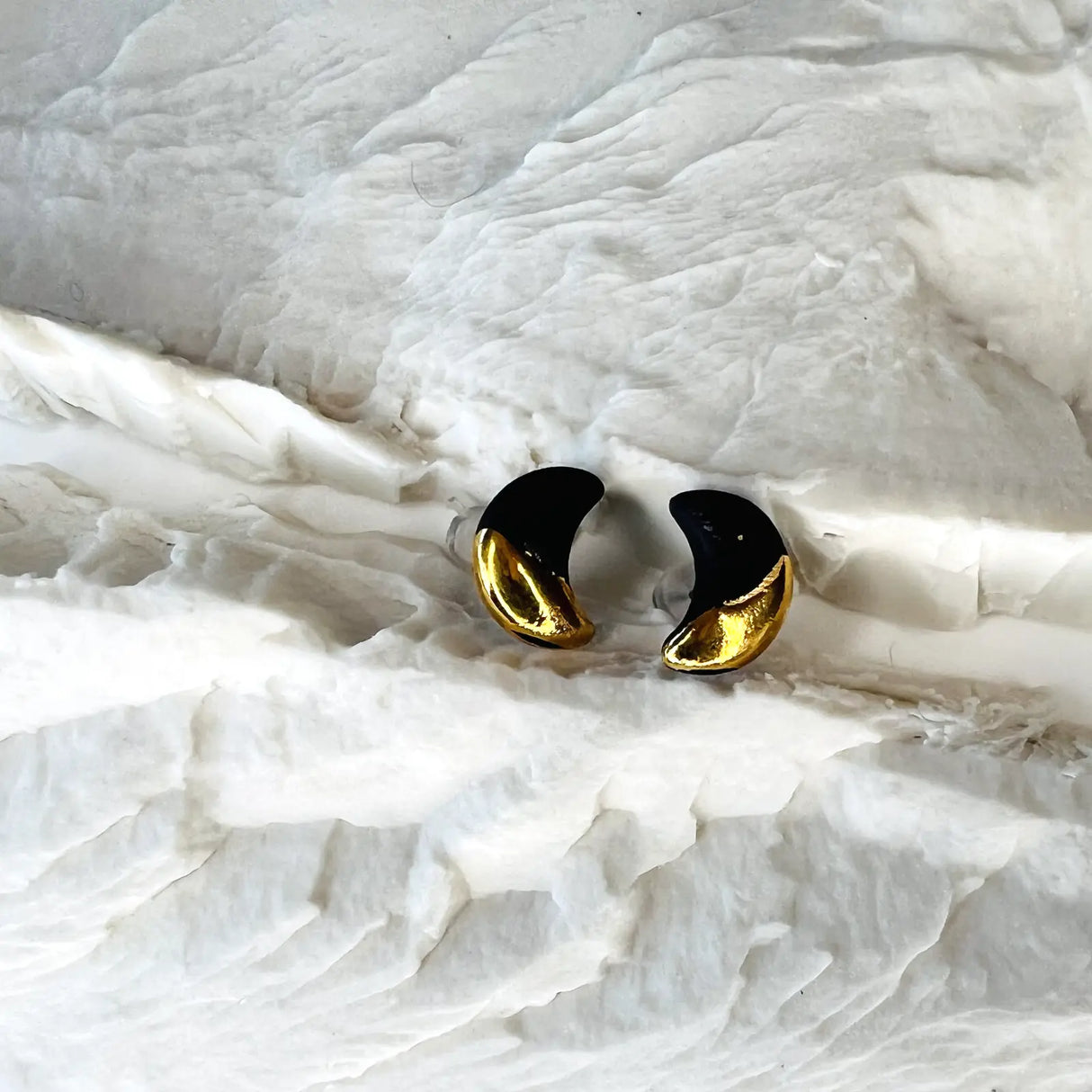 Lune – Puces d'oreilles • Porcelaine noire et or