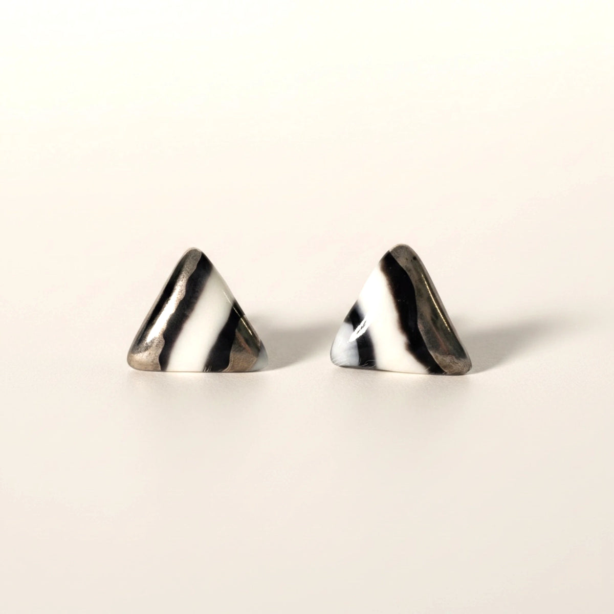 Élodie – Puces d'oreilles triangle noir et blanc • Porcelaine et platine