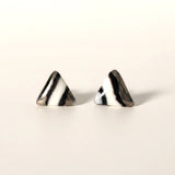 Élodie – Puces d'oreilles triangle noir et blanc • Porcelaine et platine