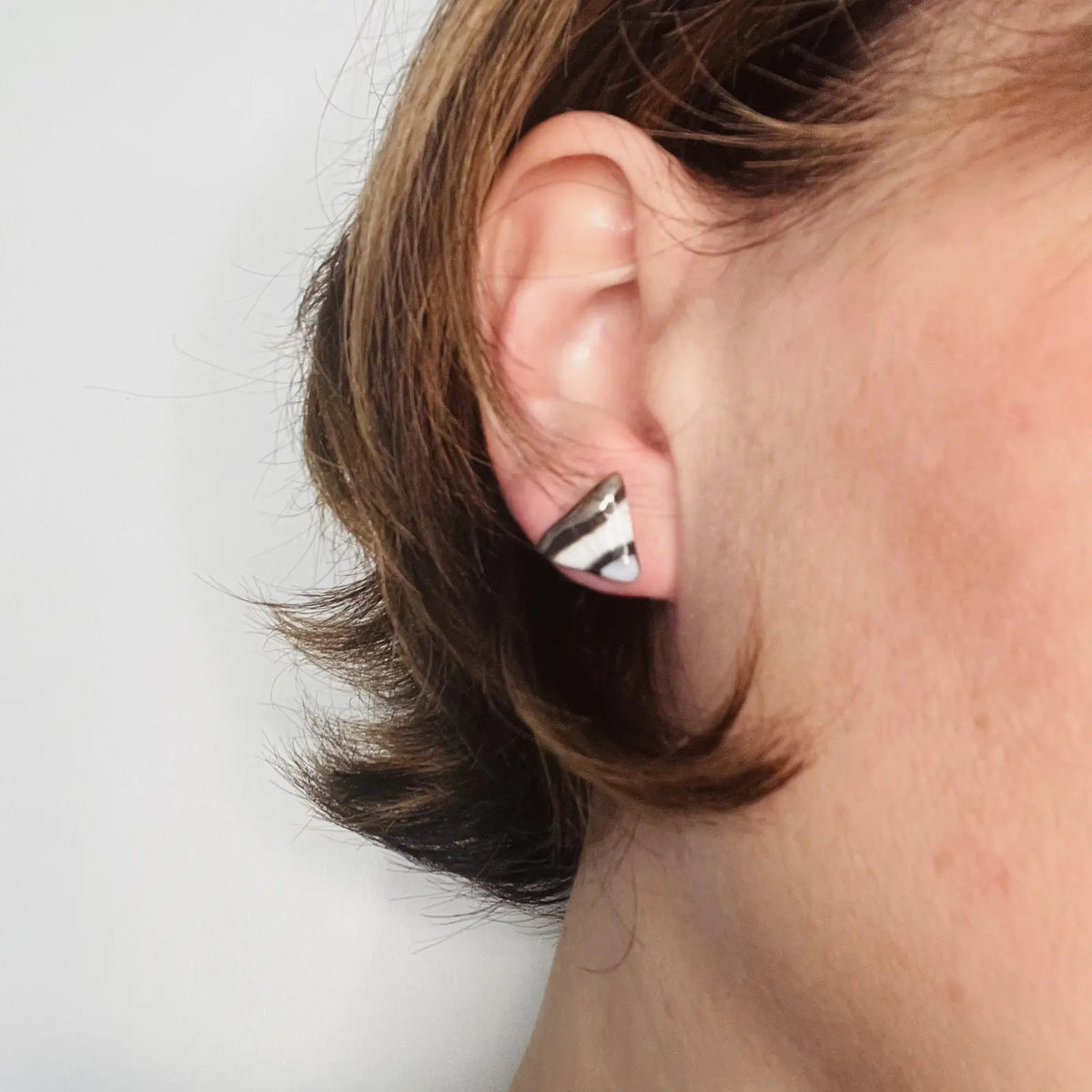 Élodie – Puces d'oreilles triangle noir et blanc • Porcelaine et platine