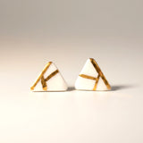 Elise – Puces d'oreilles triangles • Porcelaine et or