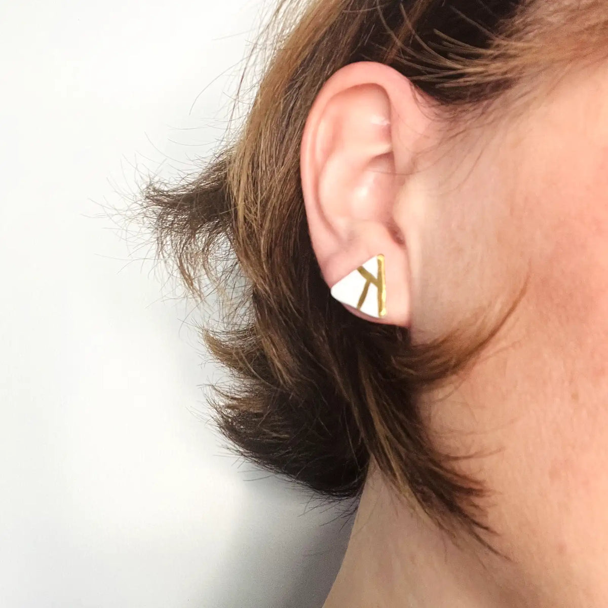 Elise – Puces d'oreilles triangles • Porcelaine et or
