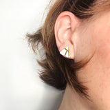Elise – Puces d'oreilles triangles • Porcelaine et or