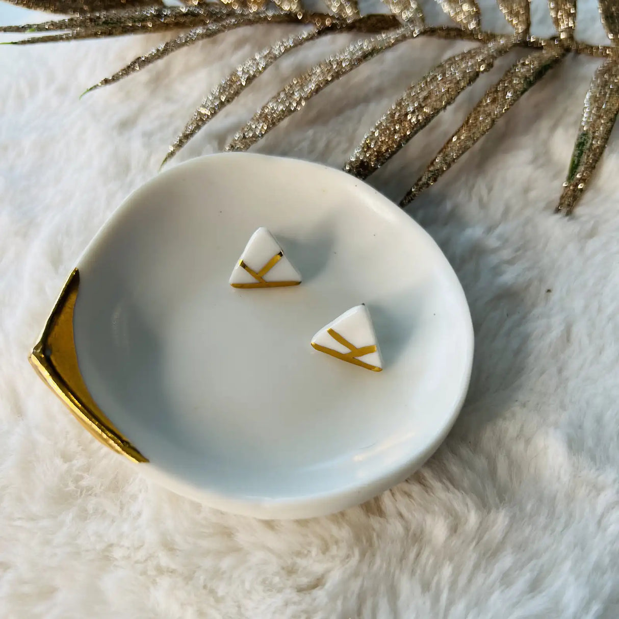 Elise – Puces d'oreilles triangles • Porcelaine et or