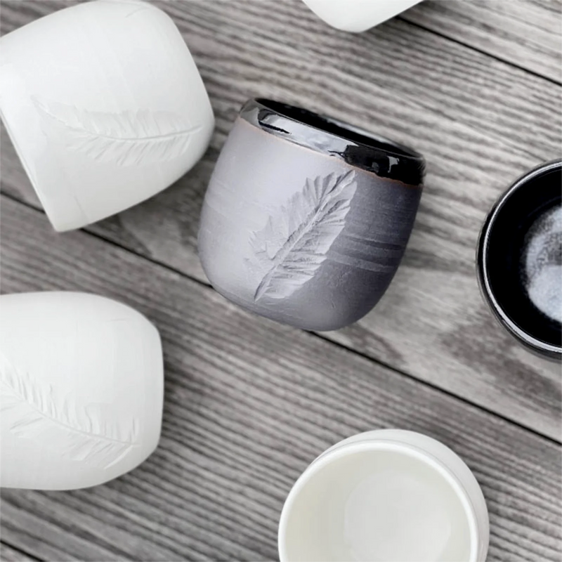 Ensemble de tasses à café en porcelaine noire et blanche décorées de plumes
