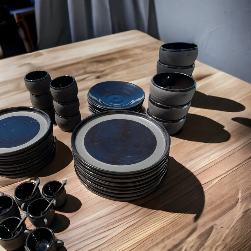Service de vaisselle artisanal en grès noir