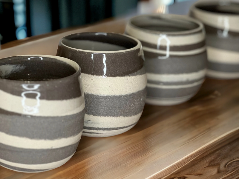 tasses à café faites main en grès de couleur gris et beige