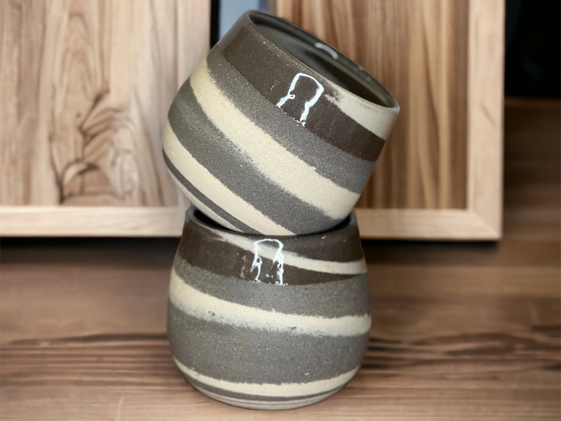 tasses à café en grès de couleur gris et beige