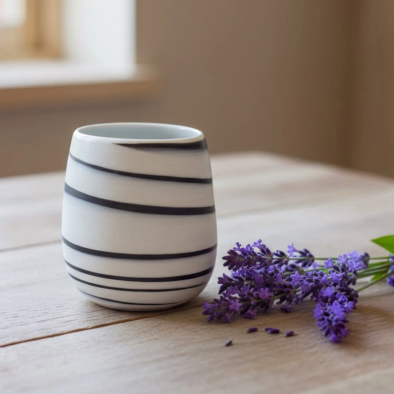 Tasse en porcelaine noire et blanche