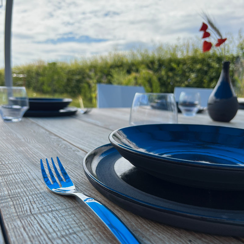 Service de table moderne en grès coloré et assiettes en porcelaine
