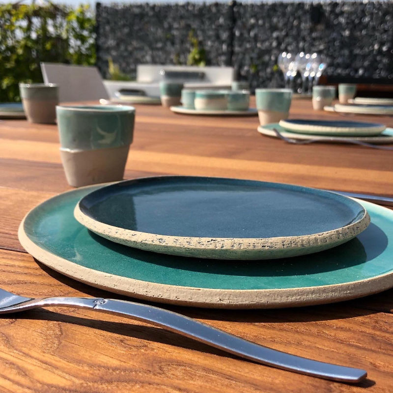 Set de table coloré en grès et porcelaine